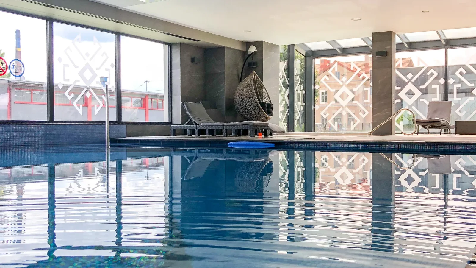 Basen hotelu Ibis Styles w Nowym Targu w świetle dziennym, widok na przeszklenia