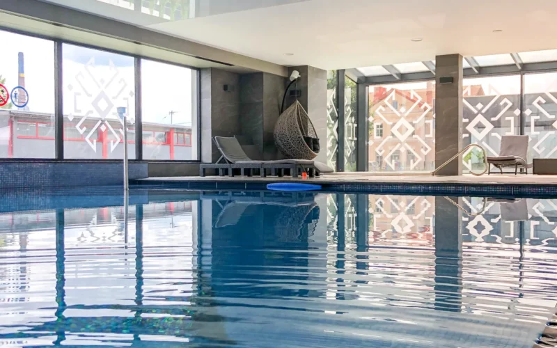 Basen hotelu Ibis Styles w Nowym Targu w świetle dziennym, widok na przeszklenia