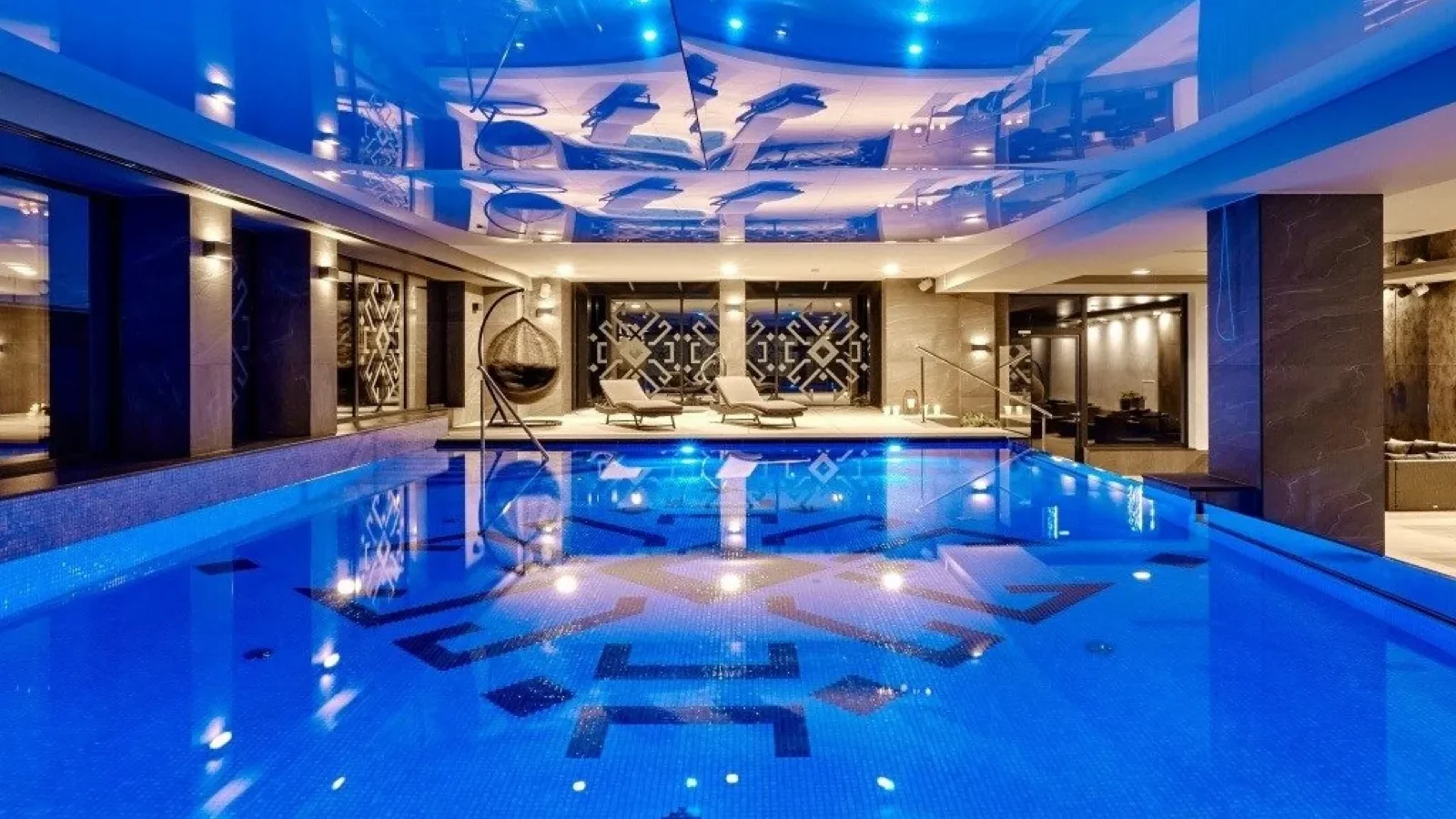 Basen hotelu Ibis Styles w Nowym Targu w wieczornym niebieskim oświetleniu