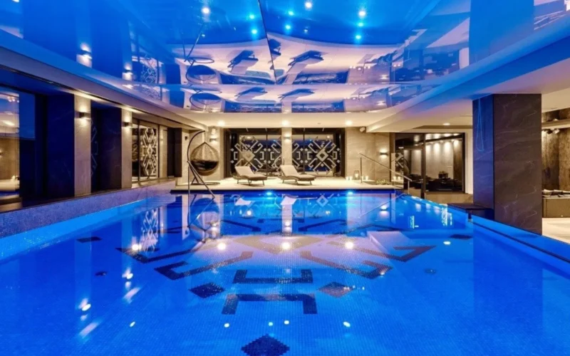 Basen hotelu Ibis Styles w Nowym Targu w wieczornym niebieskim oświetleniu